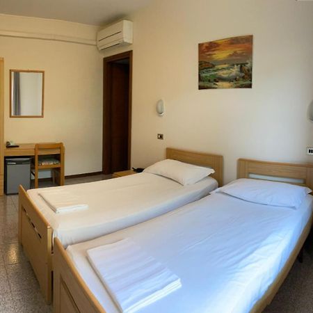 Hotel Garni Onda Torri Del Benaco Habitación foto