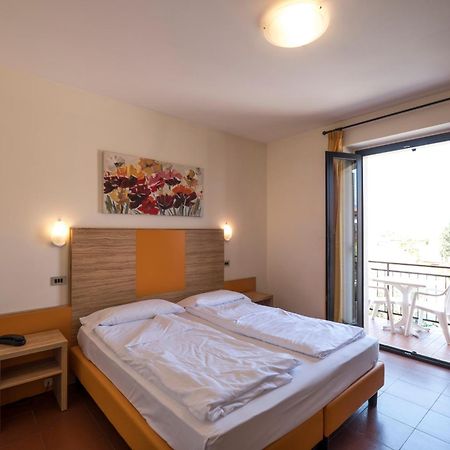 Hotel Garni Onda Torri Del Benaco Habitación foto