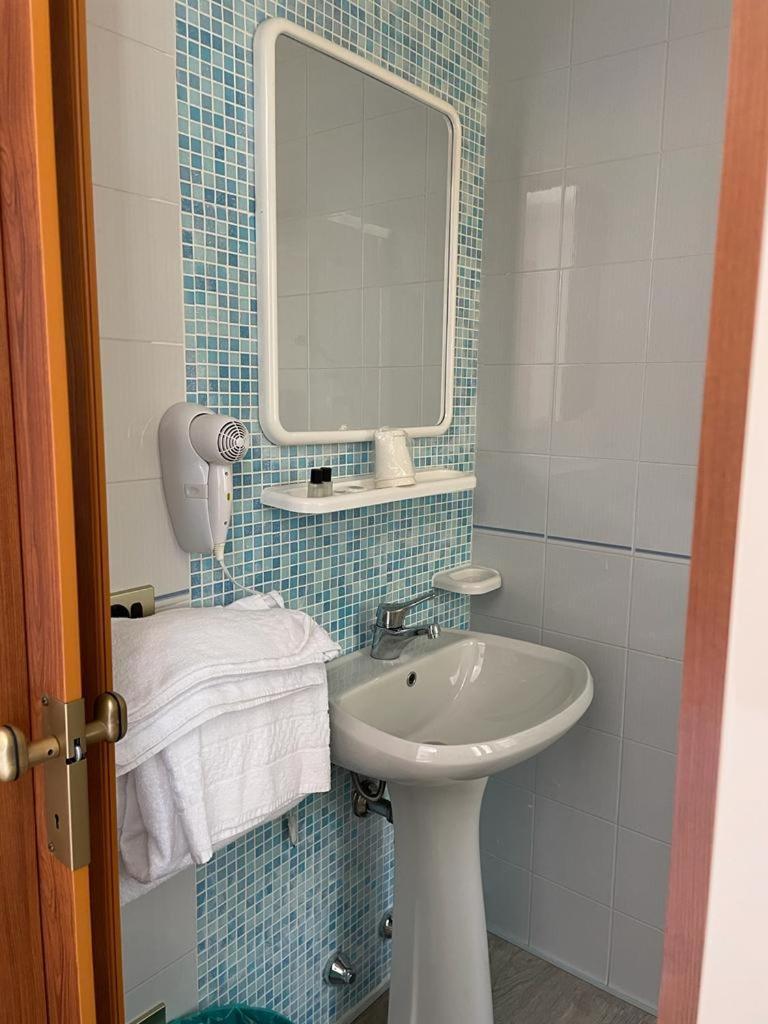 Hotel Garni Onda Torri Del Benaco Habitación foto