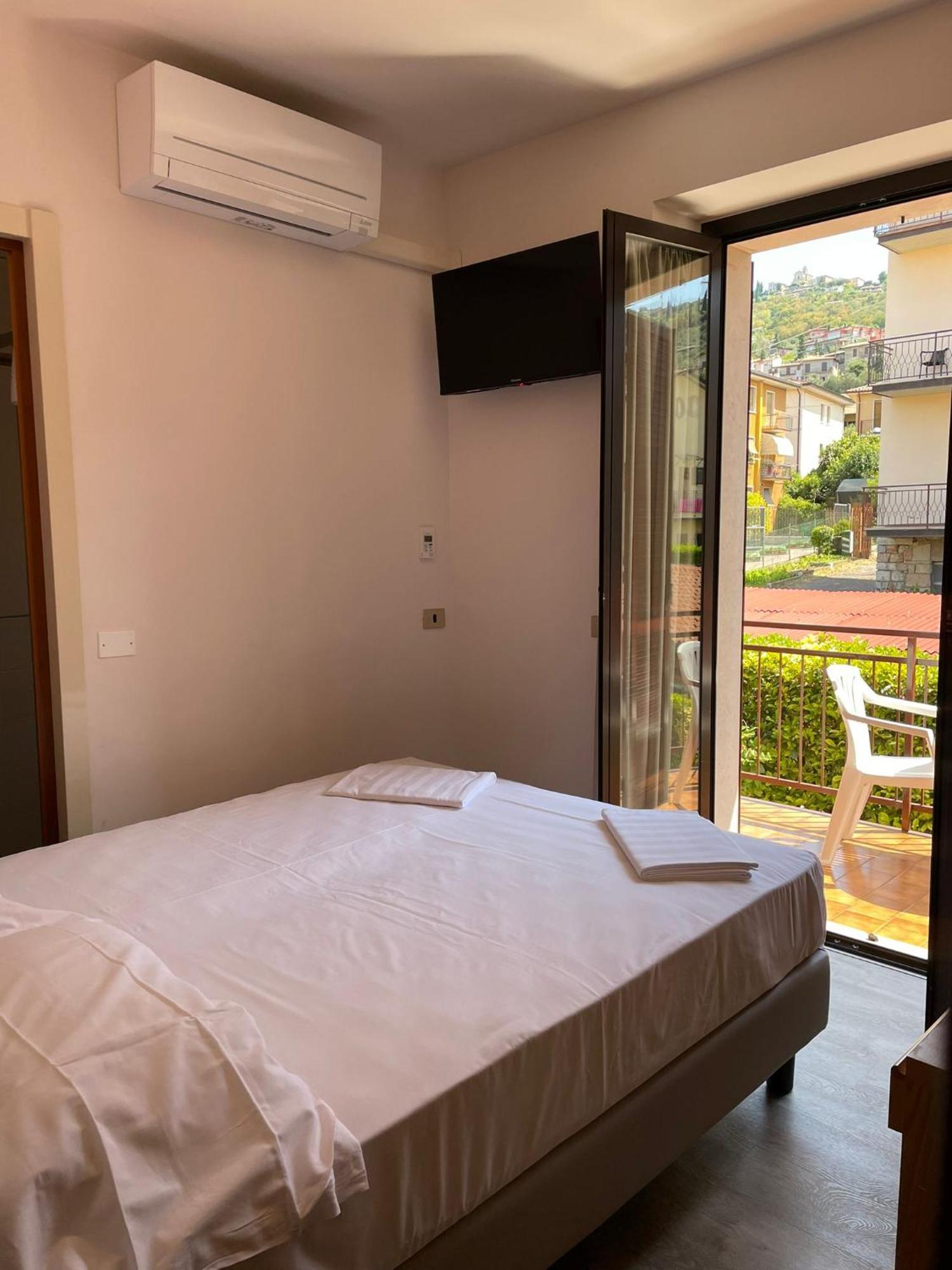 Hotel Garni Onda Torri Del Benaco Habitación foto