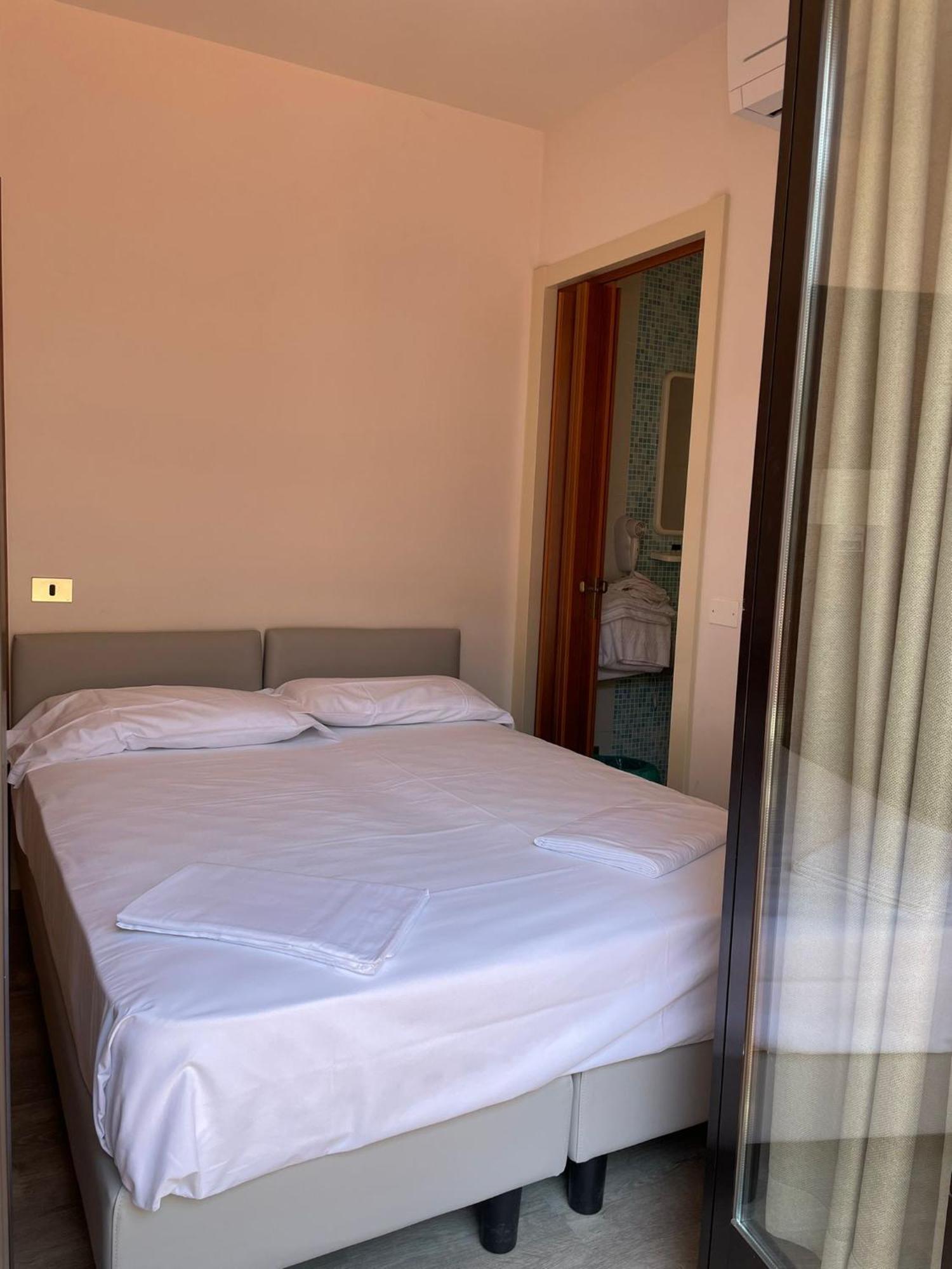 Hotel Garni Onda Torri Del Benaco Habitación foto